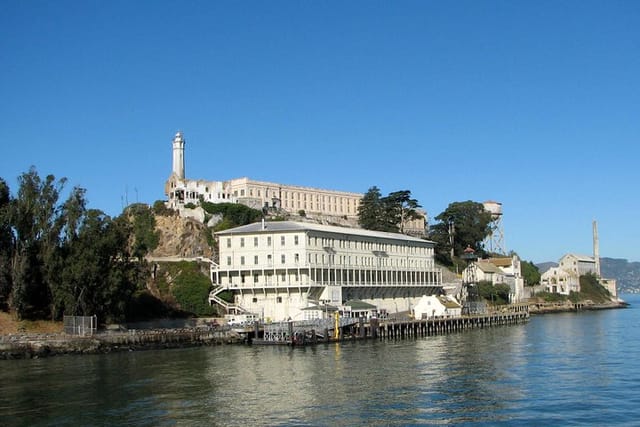 Cruise around the Alcatraz Island